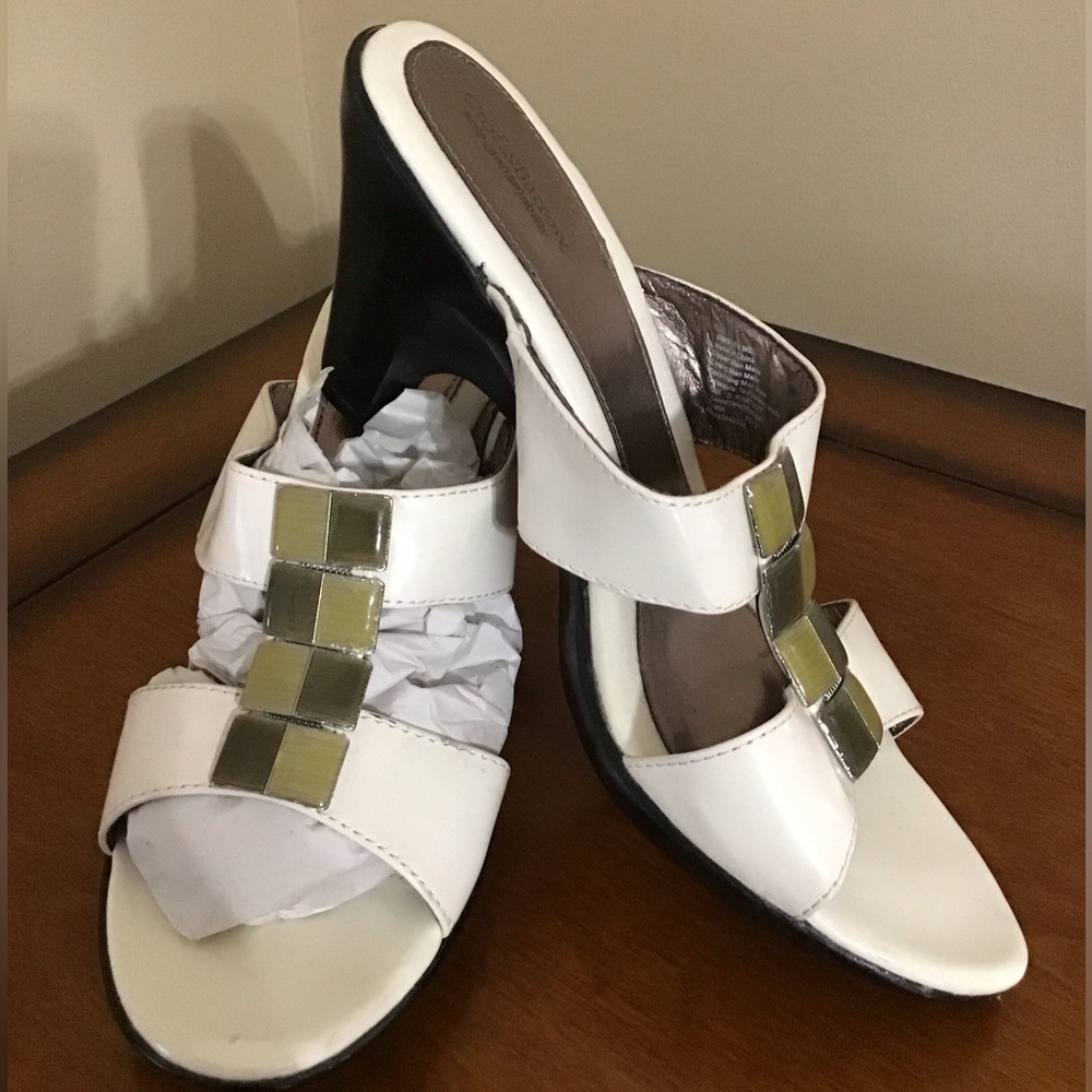 Women’s size 8 1/2 croft and barrow, , heeled, white Patton sandal